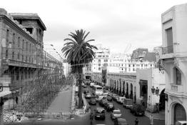 Image du Maroc Professionnelle de  Le boulevard Mohammed V (ex la gare). A droite le marché central de Casablanca figé depuis les années 30, il dispose de 3 entrées faisant face à l'hôtel Lincoln (immeuble Bossonneau) un des premiers bâtiment de 4 niveaux du boulevard de la gare (actuel boulevard Mohammed V) est abandonné aux intempéries depuis plusieurs années, un échafaudage est en cours d'installation contre la façade. Petit à petit L’hôtel Lincoln quitte ce monde. Construit par des matériaux poreux et sans étanchéité au début du 20e siècle. Déjà en 1989 suite aux accidents qui ont causé des morts et plusieurs blessés, le bâtiment a été vidé avec cessation de toute activités des commerces et cafés, Lundi 6 Juillet 2009. (Photo / Abdeljalil Bounhar) 